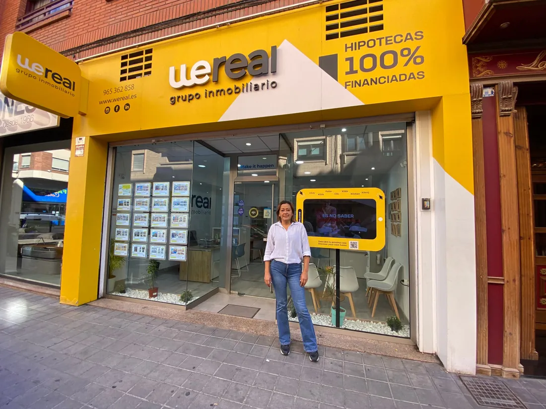 Fachada de la oficina de Wereal Grupo Inmobiliario en Alicante con Josy Ribeiro Pereira